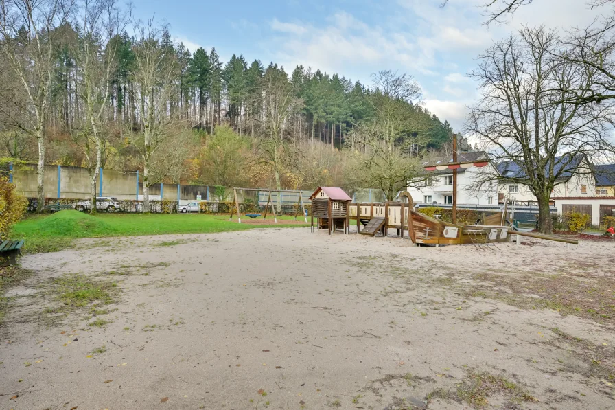 Angrenzender Kinderspielplatz