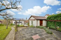 Gartenterrasse und Garage