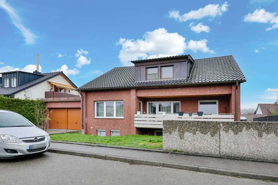 Straßenansicht - Haus kaufen in Mühlacker / Lienzingen - Kapitalanlage in bester Lage!