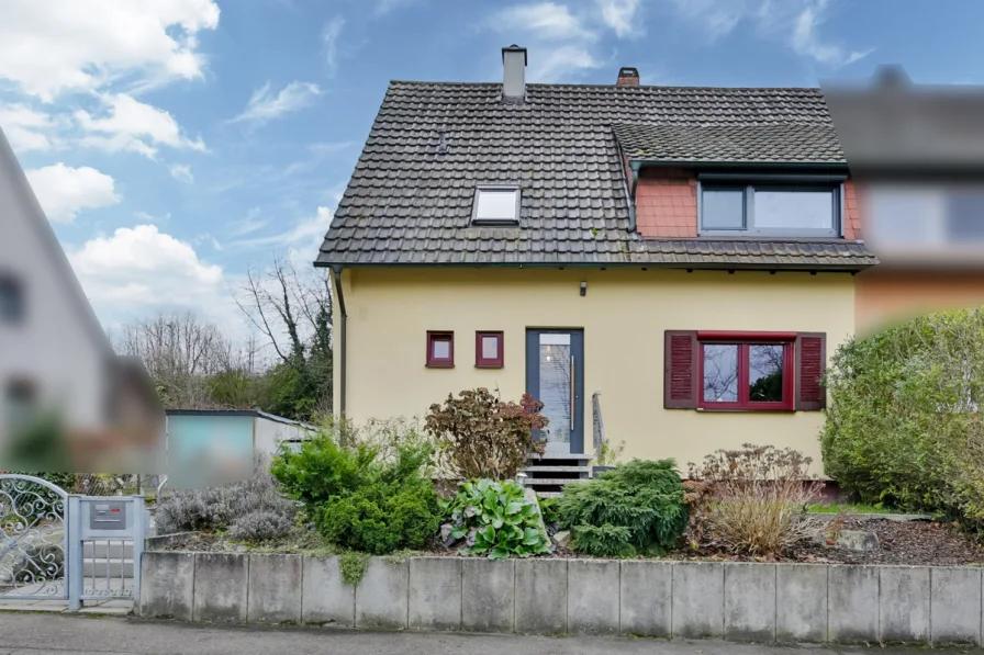 Straßenansicht - Haus kaufen in Königsbach-Stein - Charmante Doppelhaushälfte im OT Königsbach – Einziehen und Wohlfühlen!