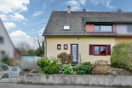 Straßenansicht - Haus kaufen in Königsbach-Stein - Charmante Doppelhaushälfte im OT Königsbach – Einziehen und Wohlfühlen!