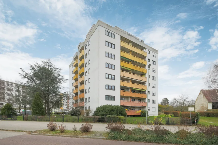 Straßenansicht - Wohnung kaufen in Karlsruhe / Neureut - Barrierefreie großzügige 3-Zimmerwohnung mit Stellplatz