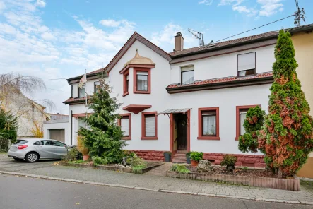 Straßenansicht - Haus kaufen in Bretten - Charmantes 1-2-Fam.-Haus mit vielen Extras!