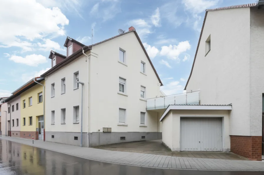 Straßenansicht - Haus kaufen in Karlsruhe - Familienschatz - einzigartiges Wohnerlebnis mit Altbau-Charme!