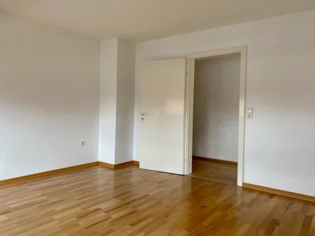 Wohnzimmer - Wohnung mieten in Karlsruhe - Gemütlich Wohnen unterm Dach!Renovierte 3-Zimmer-Wohnung, sofort beziehbar