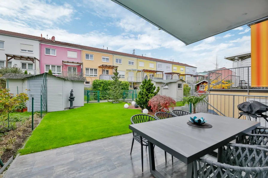 Terrasse mit Garten - Haus kaufen in Karlsruhe - Familienzeit mit Wow-Effekt!Top gepflegtes Reihenhaus in ruhiger Lage