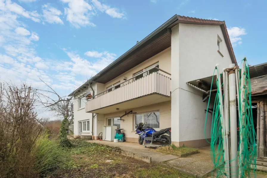 Rückansicht und Terrasse UG