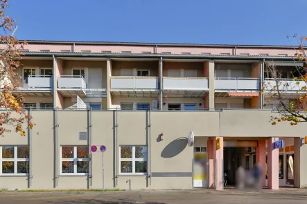 Straßenansicht - Wohnung kaufen in Karlsruhe - Anlegerwohnung mit großzügiger Terrasse und Tiefgaragenstellplatz