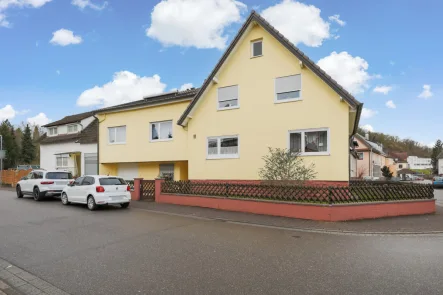 Straßenansicht - Haus kaufen in Königsbach-Stein / Königsbach - Gepflegtes Einfamilienhaus im Ortskern