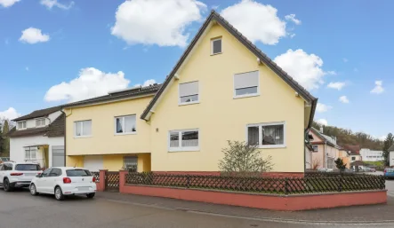 Vorderansicht - Haus kaufen in Königsbach-Stein / Königsbach - Gepflegtes Einfamilienhaus im Ortskern