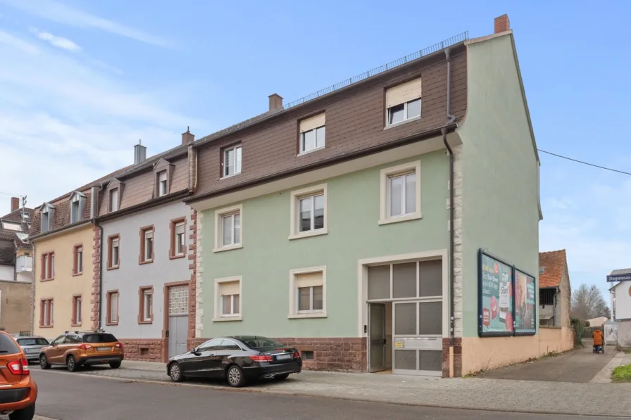 Straßenansicht (2) - Haus kaufen in Karlsruhe / Aue - Investieren Sie in zeitlosen Wohnkomfort mit Ausbaupotenzial!