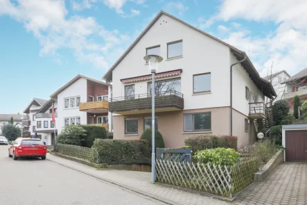 Straßenansicht - Haus kaufen in Pforzheim / Büchenbronn - Sanierungsbedürftiges Platzwunder für mehrere Generationen oder Großfamilie!