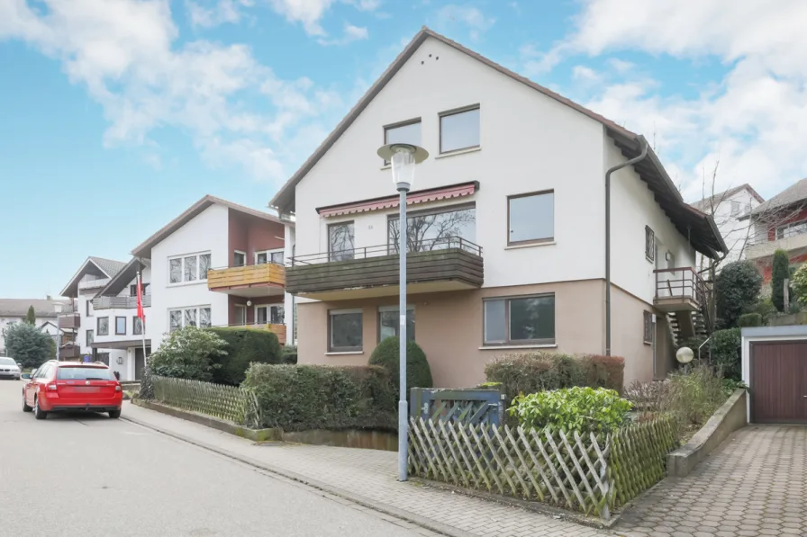 Straßenansicht - Haus kaufen in Pforzheim / Büchenbronn - Sanierungsbedürftiges Platzwunder für mehrere Generationen oder Großfamilie!