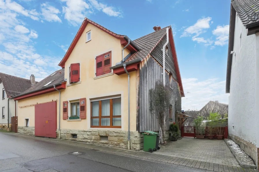 Straßenansicht - Haus kaufen in Eisingen - Charmantes Bauernhaus mit Scheune, großem Garten und modernisierter Ausstattung