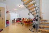 Wohnzimmer und Treppe Wohnung OG links