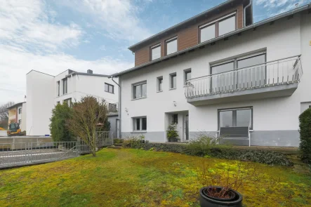 Ansicht vom Garten Straßenseite - Haus kaufen in Königsbach-Stein / Stein - Gepflegtes Zweifamilienhaus mit tollem Ausblick, Doppelgarage und Garten!