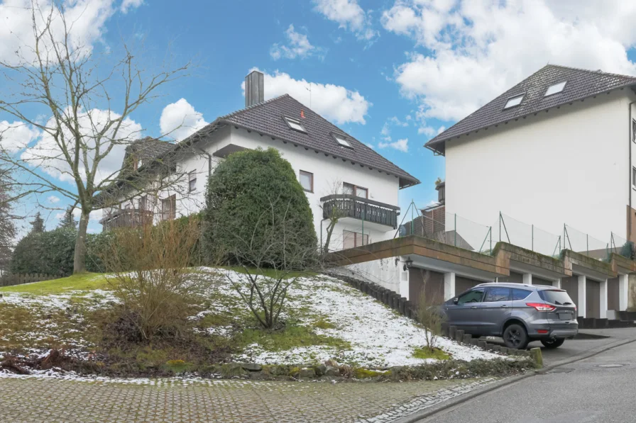 Straßenansicht - Wohnung kaufen in Bühl - Moderne Wohnung in idyllischer Lage mit fantastischem Ausblick