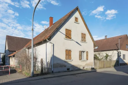 Straßenansicht - Haus kaufen in Au am Rhein - Sanierungsbedürftiges Einfamilienhaus mit Scheunenanbau und großem Grundstück in idyllischer Lage