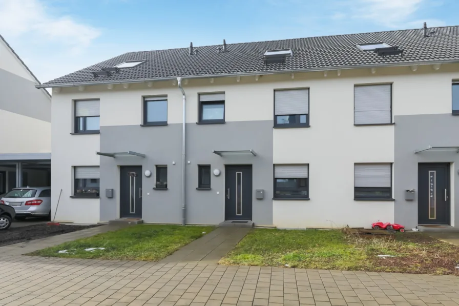 Straßenansicht - Haus mieten in Neulingen / Bauschlott - Modernes Reihenhaus mit Garten – Ihr neues Zuhause wartet!