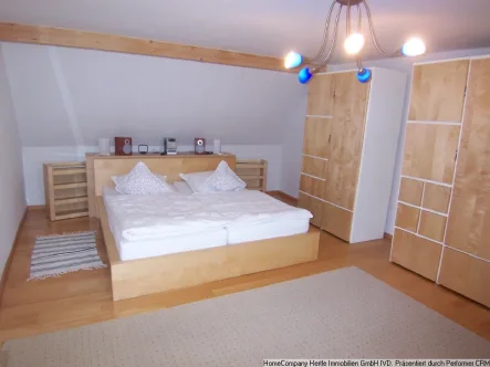 Schlafzimmer - Wohnung mieten in Bad Krozingen - Möbliert & großzügig für eine Einzelperson mit Balkon in Bad Krozingen-Biengen