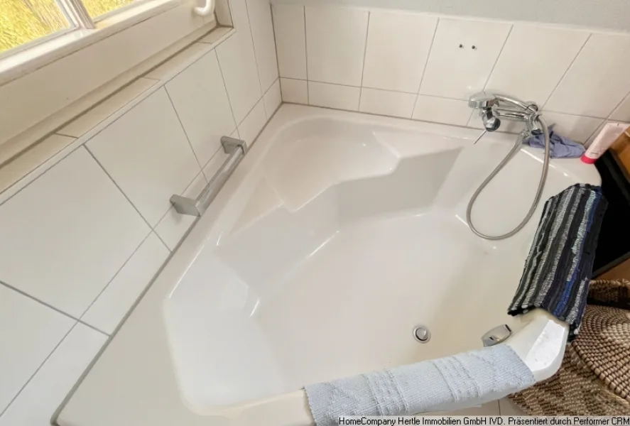 Badewanne im großen Badezimmer