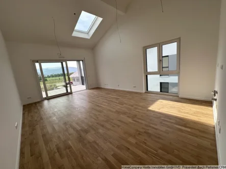 Wohnzimmer-Exemplarisch - Wohnung mieten in Sexau - W106 | Stilvolle Neubau-Wohnung im 2.OG und somit Dachgeschoss mit Balkon, Einbauküche, Kellerraum und TG-Stellplätzen