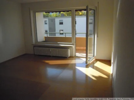 Wohnzimmer - Wohnung kaufen in Denzlingen - Helle und freundliche 3-Zimmer-Wohnung mit Süd-Balkon,TG-Stellplatz sowie großzügigem Kellerraum