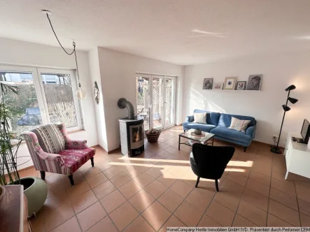 Wohnzimmer - Wohnung mieten in Freiburg - Helles & möbliertes Reihenmittelhaus mit toller Ausstattung (Dachterrasse, Balkon, Grill, Schwedenofen) im Rieselfeld für 6-12 Monate