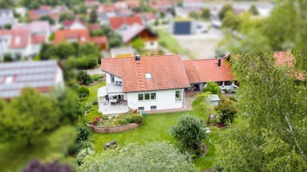 Titelbild - Haus kaufen in Blaubeuren / Gerhausen - UFERIDYLLE, WALDKULISSE UND VIEL PLATZ FÜRS HOME OFFICE