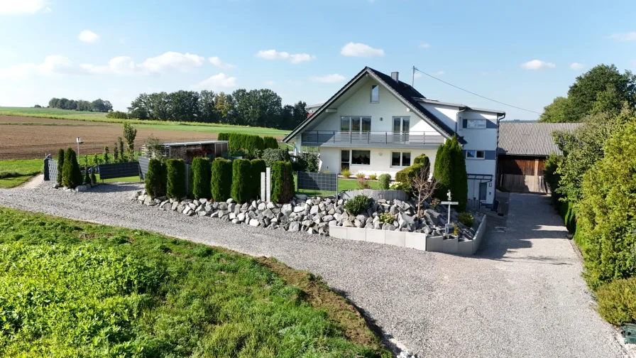 Frontaufnahme - Haus kaufen in Roggenburg - RUHE PUR! Top saniertes Zweifamilienhaus in ruhiger Lage bei Roggenburg