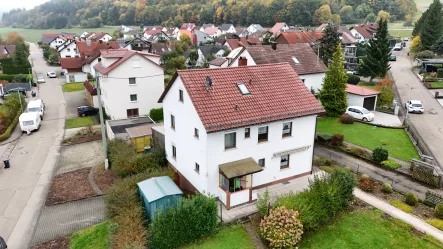 Frontbild - Haus kaufen in Lonsee - ZWEIFAMILIENHAUS MIT VIER GARAGEN UND AUSBAUMÖGLICHKEIT IN LONSEE/URSPRING