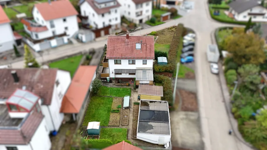 Außenansicht III - Haus kaufen in Lonsee - ZWEIFAMILIENHAUS MIT VIER GARAGEN UND AUSBAUMÖGLICHKEIT IN LONSEE/URSPRING