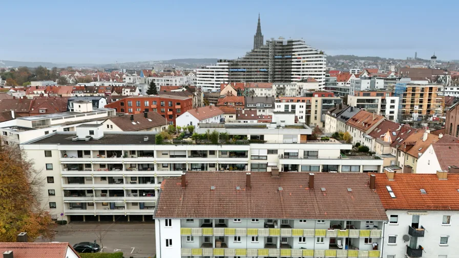 Drohnenansicht - Wohnung kaufen in Neu-Ulm - ZENTRAL IN NEU-ULM - SANIERUNGSBEDÜRFTIGE 4-ZIMMER-WHG. MIT AUßEN - UND GARAGENSTELLPLATZ