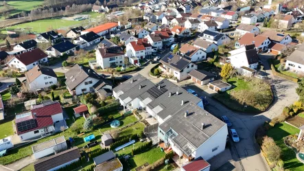 Seitenansicht - Haus kaufen in Lonsee - CHARMANTES REIHENHAUS MIT EINZIGARTIGEM SPLITLEVEL-DESIGN UND ZWEI GARAGEN IN LONSEE