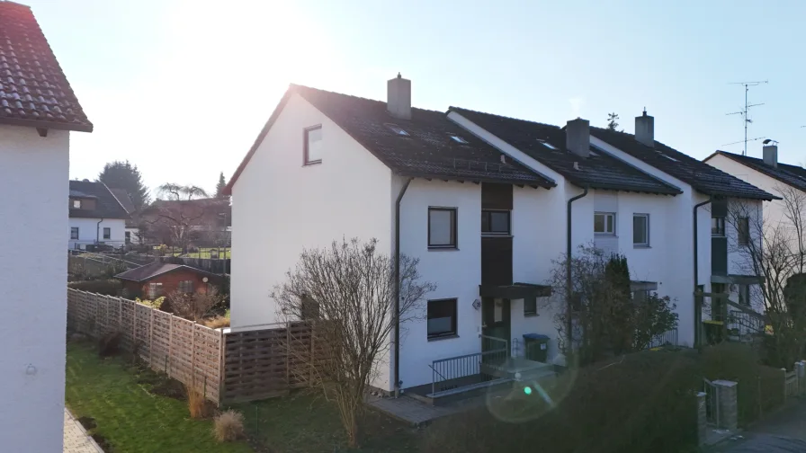 Seitenansicht - Haus kaufen in Günzburg - RUHIG GELEGENES REIHENENDHAUS IN GÜNZBURG