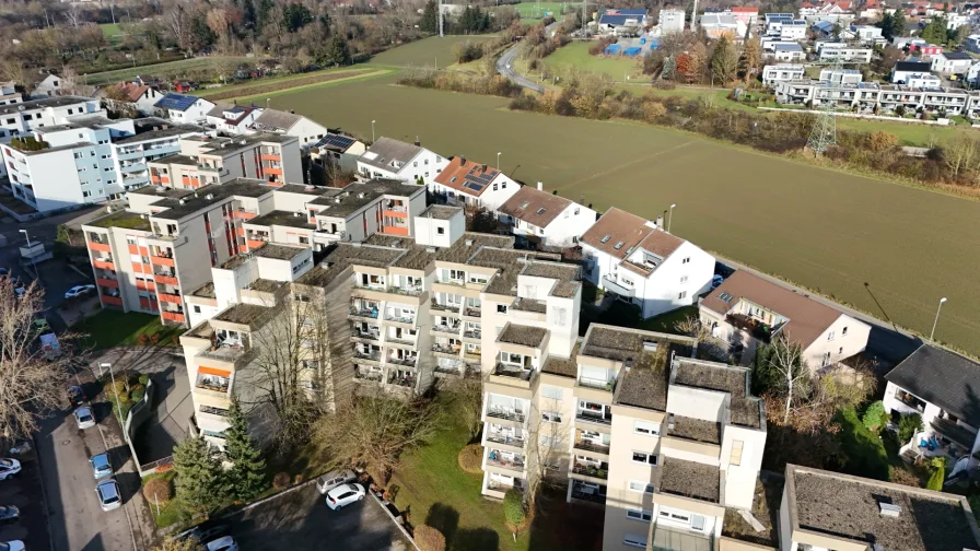 Drohnenaufnahme - Wohnung kaufen in Neu-Ulm - JETZT ODER NIE! LICHTDURCHFLUTETE 4-ZIMMER-WOHNUNG MIT BALKON IN OFFENHAUSEN