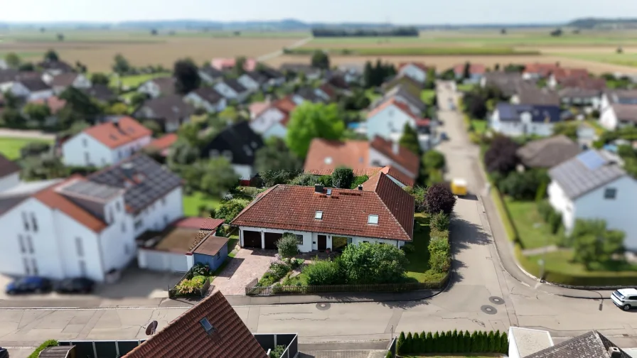 Drohnenaufnahme - Haus kaufen in Nersingen - EINZIGARTIGES EINFAMILIENHAUS MIT ENDLOSEM RAUMANGEBOT IN NERSINGEN/STRASS!