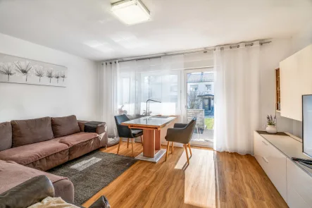 Wohnzimmer - Haus kaufen in Ulm / Böfingen - GEMÜTLICHES REIHENHAUS IN ULM-BÖFINGEN – GEPFLEGT & EINZUGSBEREIT!