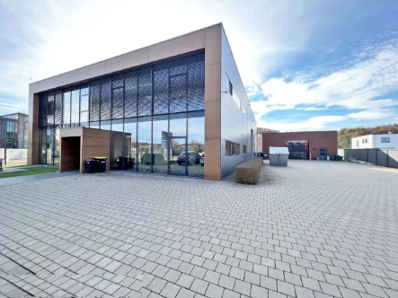 Ansicht 1 - Halle/Lager/Produktion mieten in Bad Waldsee - EXCLUSIVES GEWERBEOBJEKT: PRODUKTIONSHALLE (468 M²) - BÜROANTEIL (364 M²) - REINE LAGERHALLE (70 M²)