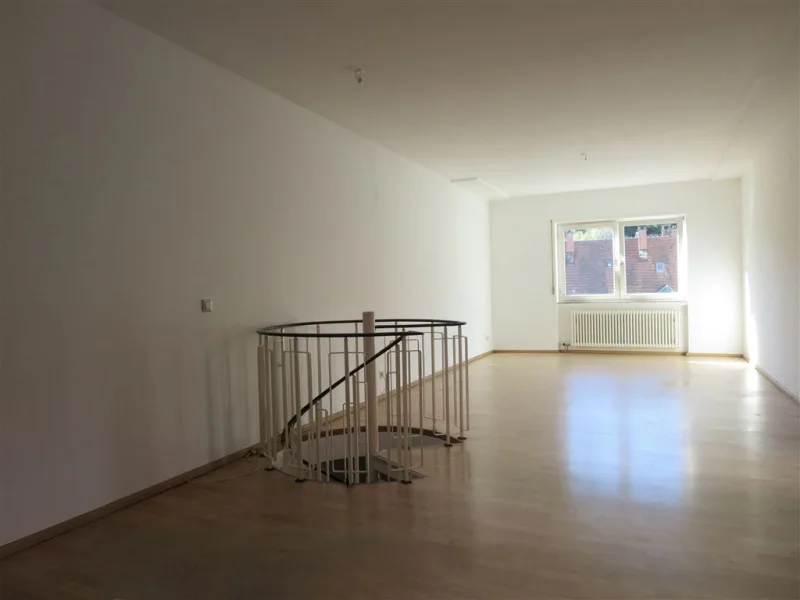 Wohn- und Essbereich (oben) - Wohnung kaufen in Baden-Baden - Interessante 2-Zimmer-Maisonette-Wohnung in bester Lage