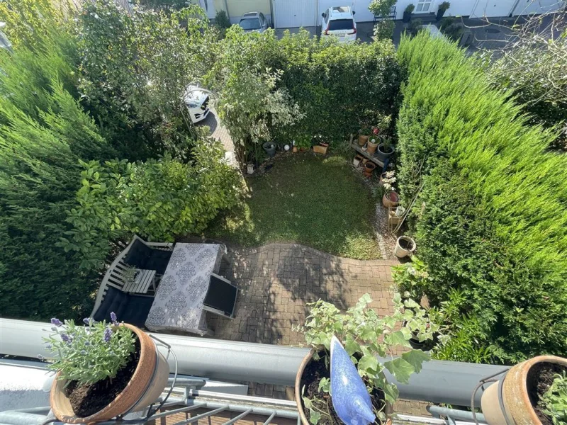 OG: Blick vom Balkon in den Garten