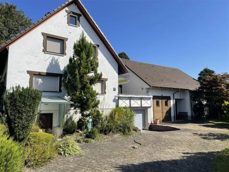 Objektansicht, von Strasse aus - Haus kaufen in Ottersweier - Gemütliches Haus mit Einliegerwohnung und Pferdestallungen sowie großem Grundstück