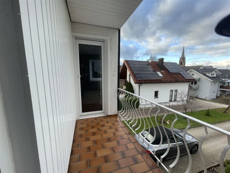 DG: Balkon zw. 1. Zimmer & Bad - Weitwinkelaufn.