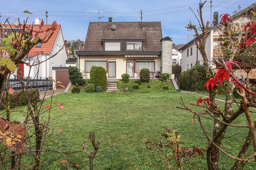 Straßenansicht - Haus kaufen in Schwäbisch Gmünd - ZWEIFAMILIENHAUS IN BELIEBTER WOHNLAGE