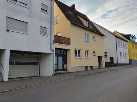 Straßenansicht - Haus kaufen in Aalen - KAPITALANLAGE 3 FAM. HAUS IM ZENTRUM VON AALEN 6% RENDITE