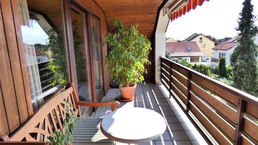 Balkon - Wohnung kaufen in Stutensee / Blankenloch - Gemütliche 3-Zimmer-Dachgeschosswohnung, mit Balkon und PKW-Stellplatz in TOP Lage in Stutensee