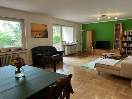 Wohnzimmer - Wohnung kaufen in Karlsruhe - großzügige 4-5 Zimmer-Wohnung im Bergwald
