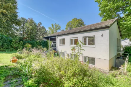 Rückansicht - Haus kaufen in Karlsruhe - Großzügiges Einfamilien mit großem Garten