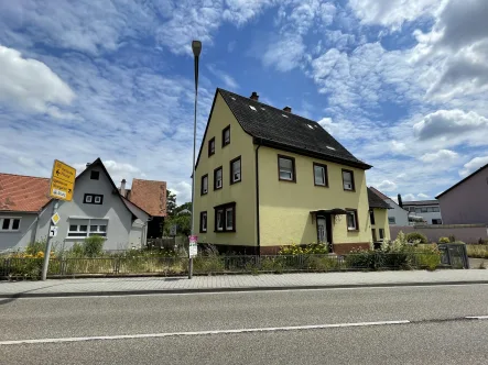 Straßenansicht - Haus kaufen in Walzbachtal / Jöhlingen - Grundstück mit Wohnhaus & Nebengebäude in zentraler Lage in Jöhlingen! Platz für einen Neuanfang!