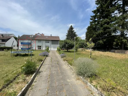Hausansicht und Garten - Haus kaufen in Pfinztal / Berghausen - Ein-Zweifamilienhaus mit großem Grundstück in ruhiger Lage in Pfinztal-Berghausen